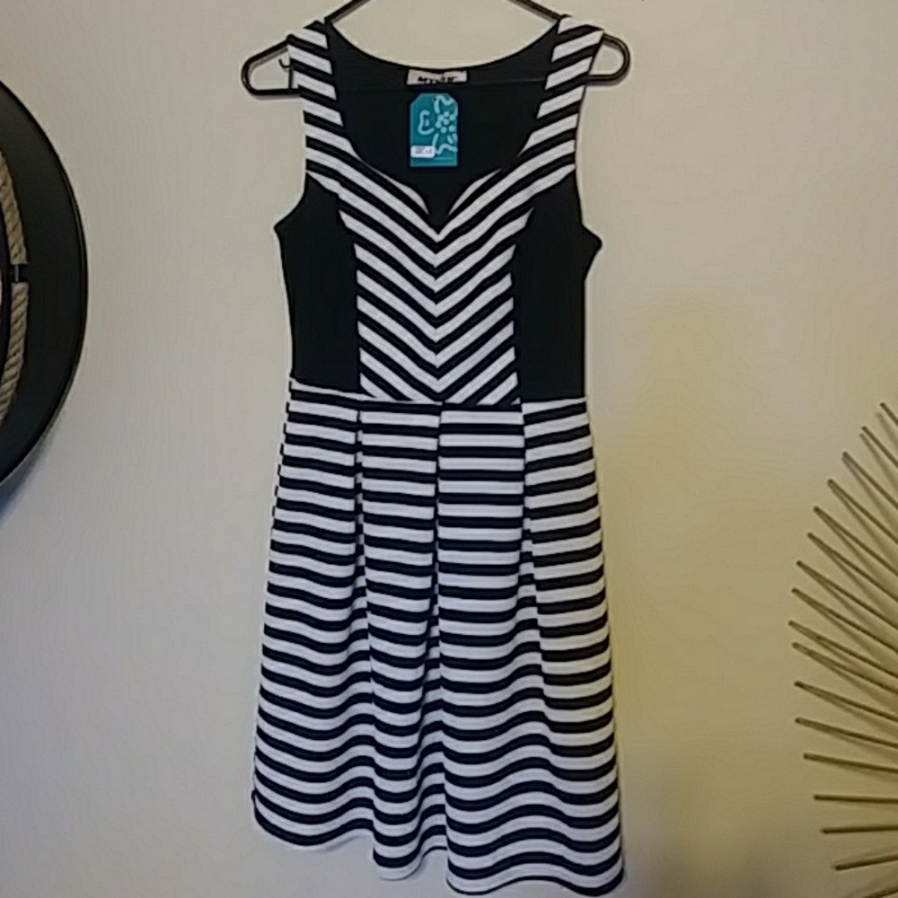 NWT black and white dress in size M
